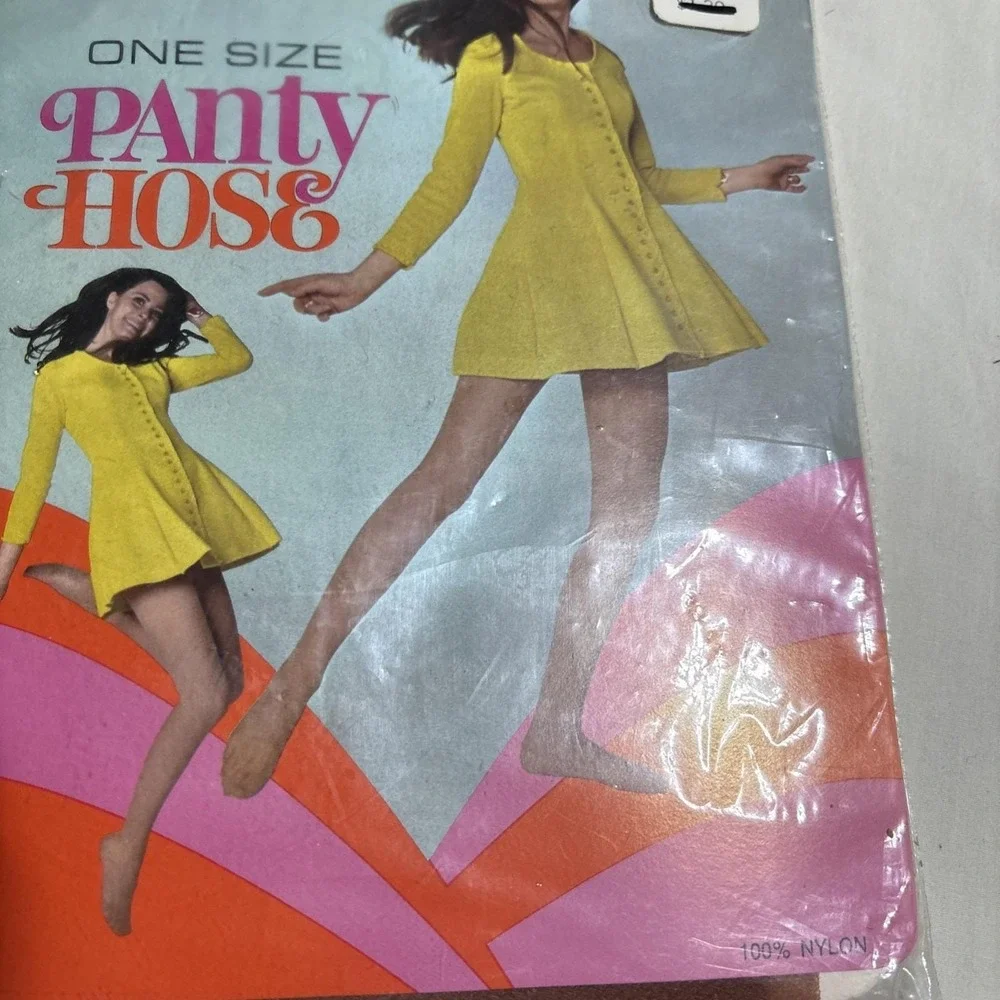 Vintage 1970s Taupe Stretch Nylon Pantyhose W/ Model One Size Cinnamon‎